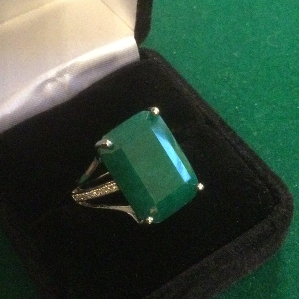 Amazing Emerald Cut Genuine Emerald at Wholesale - Picture 2 of 11